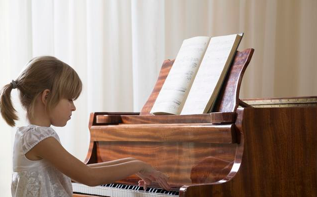 孩子幾歲開始學(xué)習(xí)鋼琴比較好 孩子學(xué)鋼琴和不學(xué)鋼琴有什么差別